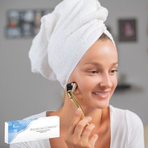 Mujer joven usando Serum facial hidratante, antiedad. Mujer joven haciendo el tratamiento en su cara con el Derma-roller.